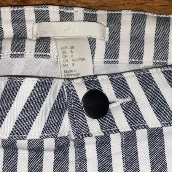 H&M- Grey and white shorts - Picture 3 of 3